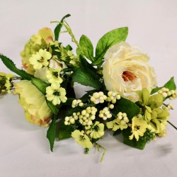 Bouquet de crisantemos con flores campestres (blanco y verde)